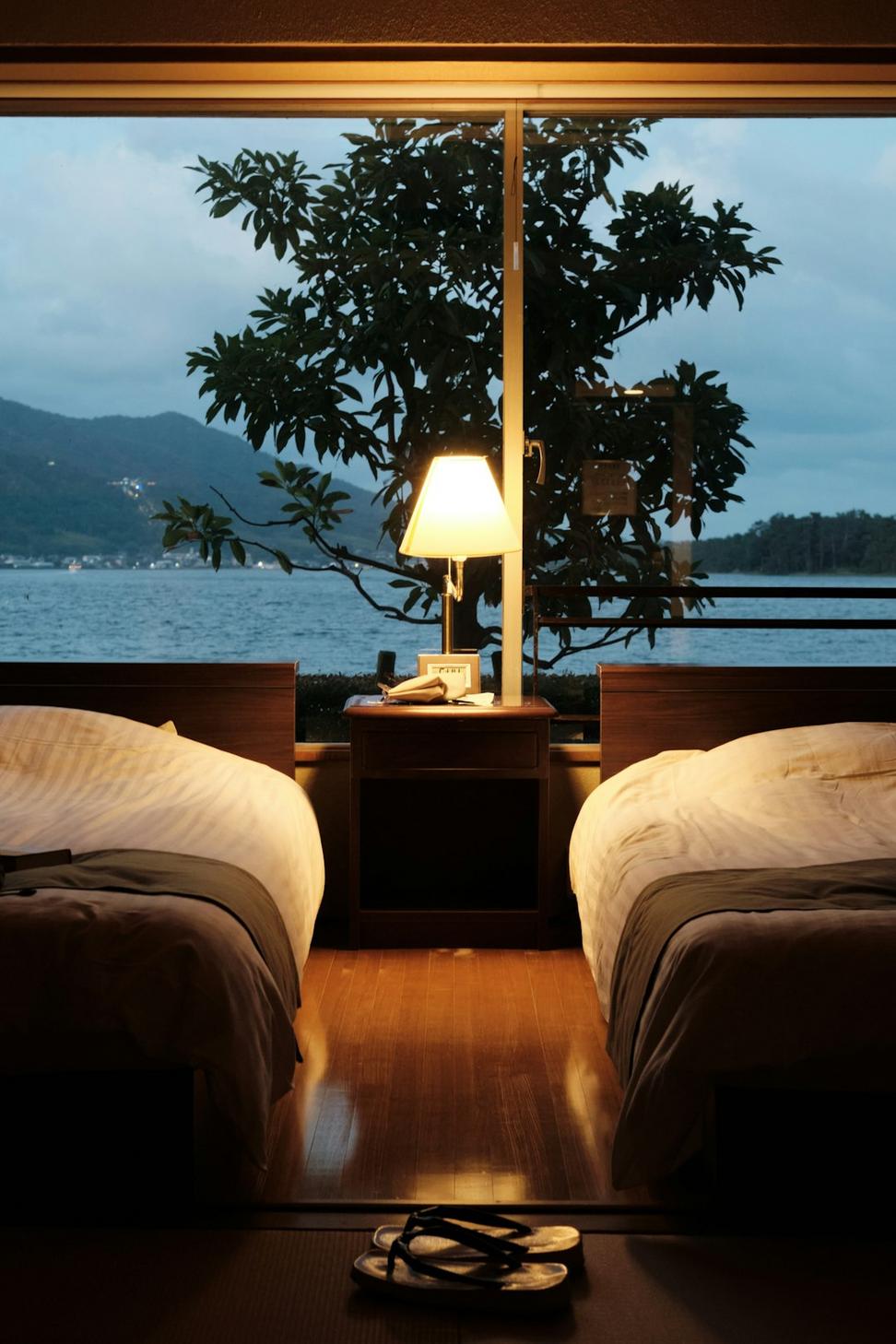 Deluxe Lake Suite